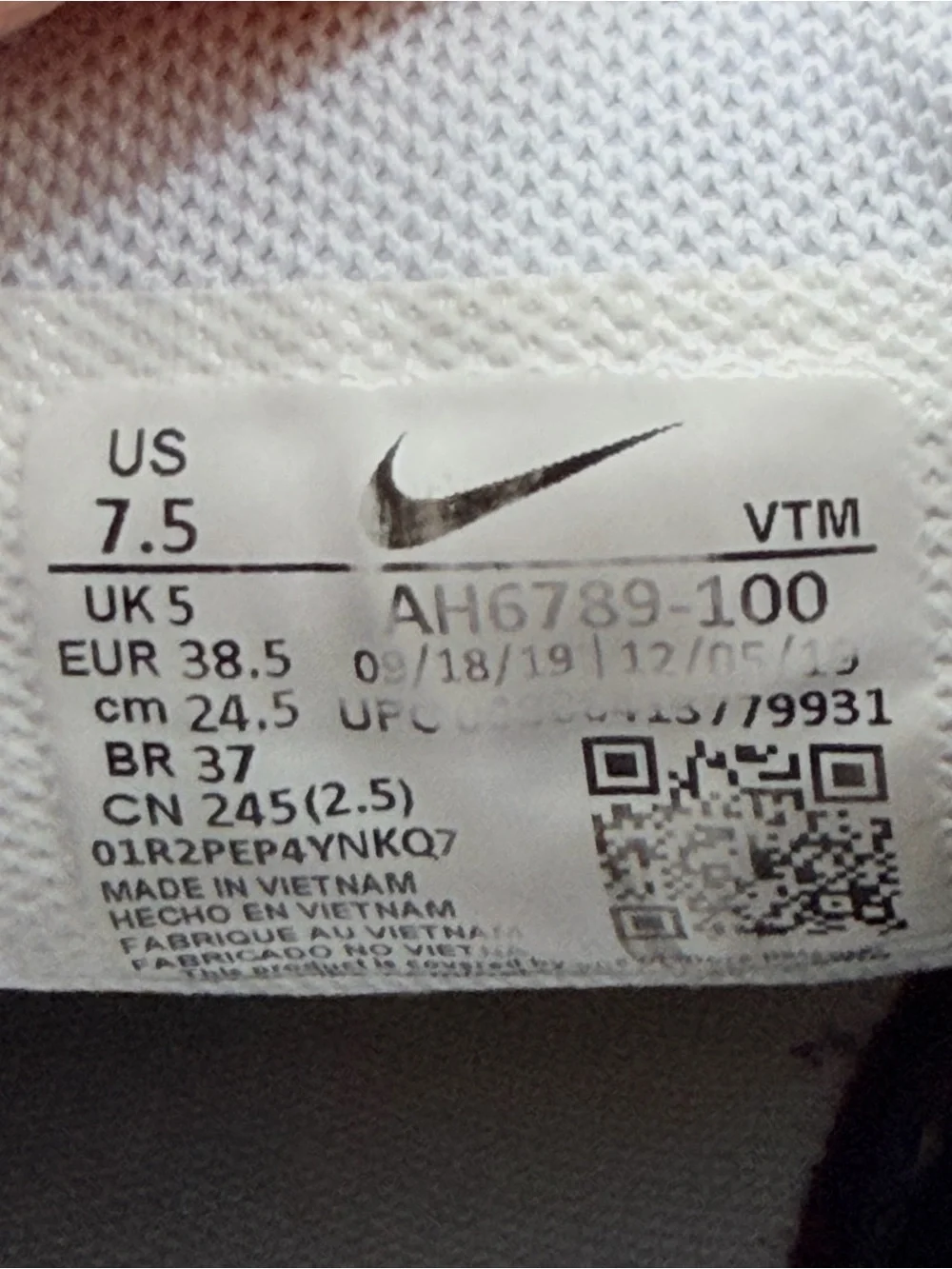 Nike White & Black Air Max 270 Sneakers with Yellowed Heel
